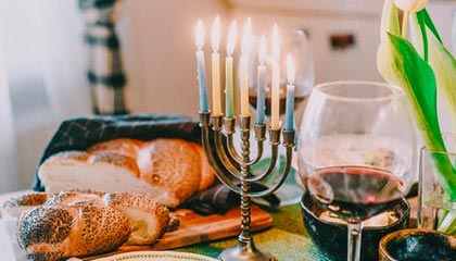 开云平台-英格兰羽毛球队鏖战印尼羽毛球队，马琳完成帽子戏法，激烈比拼彰显羽毛球魅力