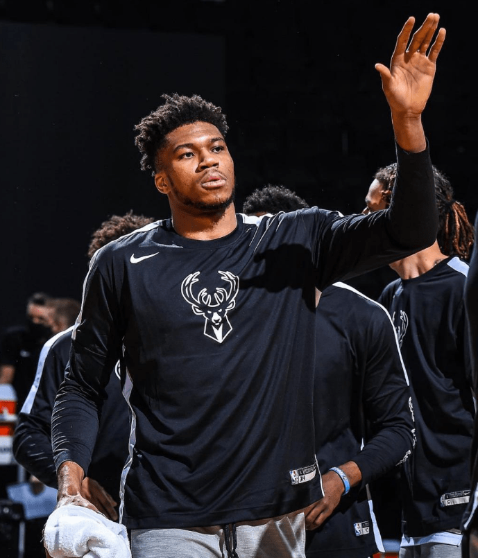 青岛队绝杀上海队,字母哥刷新纪录 青岛队绝杀上海队,字母哥刷新纪录