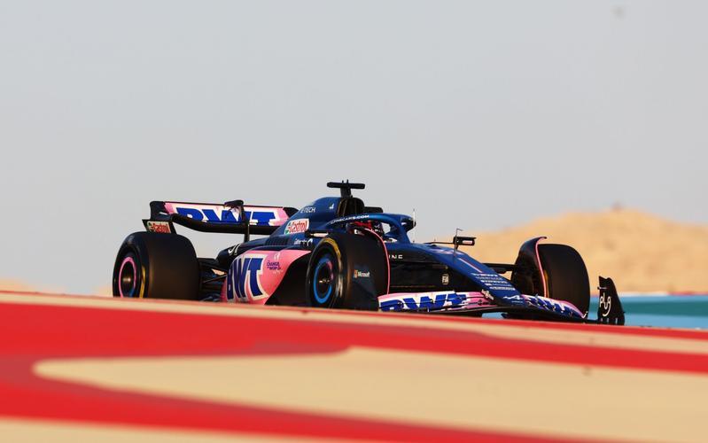 关于红牛车队横扫索伯车队，塞恩斯统治全场的信息