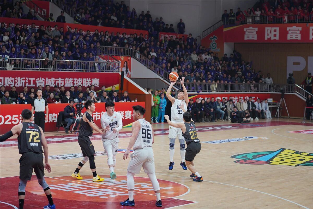 浙江队横扫山西队,布克点燃赛场 浙江队横扫山西队,布克点燃赛场