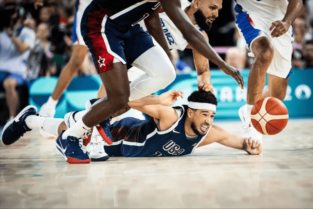 浙江队横扫山西队,布克点燃赛场 浙江队横扫山西队,布克点燃赛场